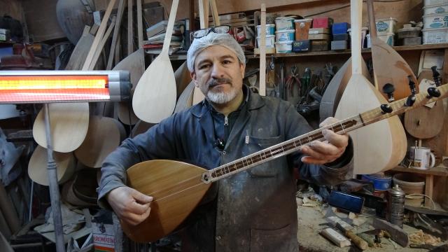 35 yıldır bağlama yapıyor. Bağlamaları Türkiye'den Amerika'ya kadar ulaşıyor