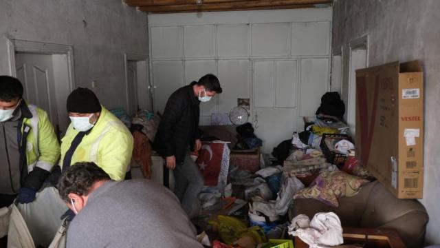 Yozgat'ta evden 10 ton çöp çıktı