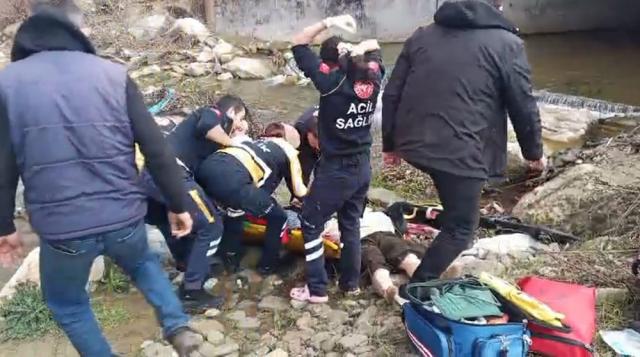 Sinop'ta fırtına asma köprüyü devirdi. İki yaralı