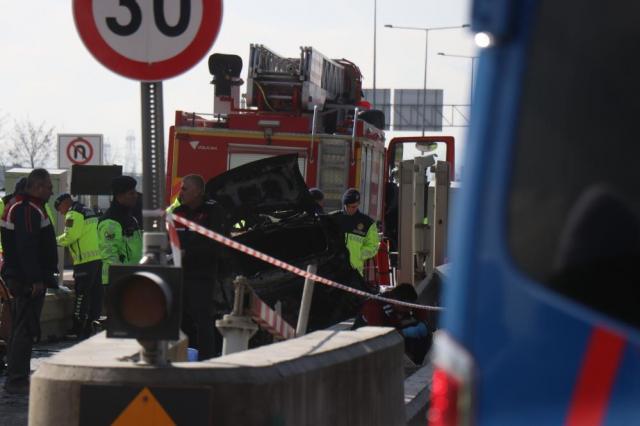 Kuzey Marmara Otoyolu'nda korkunç kaza. Gişelere çarpan araba alev aldı, sürücü öldü