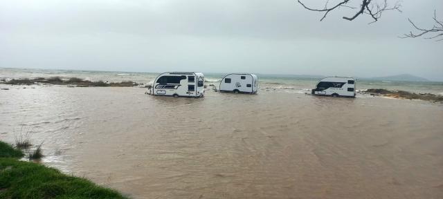 Çanakkale'de fırtına. Deniz karayla birleşti, karavanlar sular altında kaldı