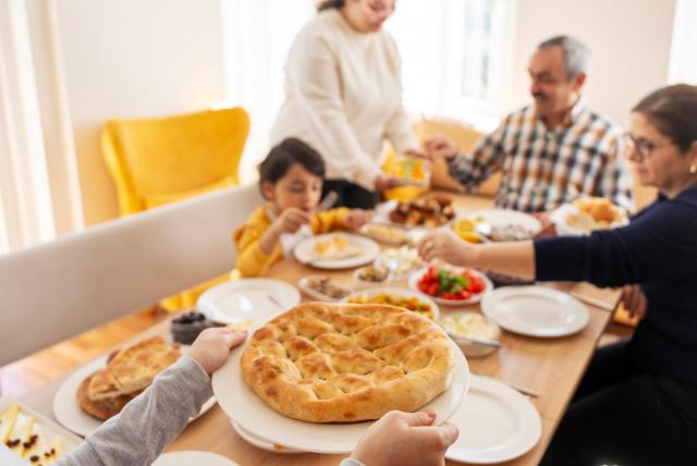 İftar ve sahur için sağlıklı beslenme önerileri. Sindirim için vücuda süre verin