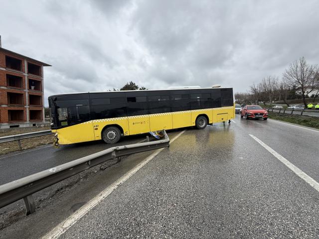 İETT otobüsü bariyere çarparak yoldan çıktı