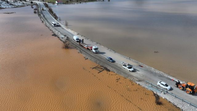 Fethiye - Antalya kara yolunda su baskını. Ulaşım kontrollü sağlanıyor
