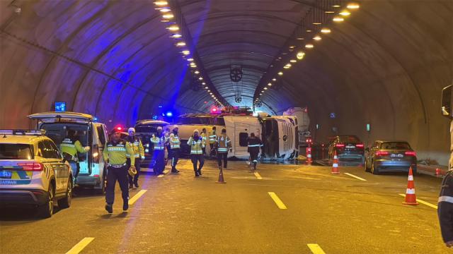 Kuzey Marmara Otoyolu'nda devrilen tanker trafiğe neden oldu