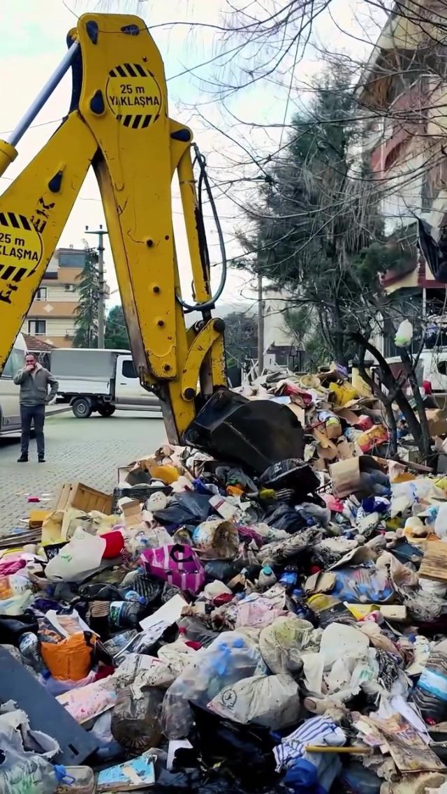 Mahalleli kötü kokuyu ihbar etti, evden 30 ton çöp çıktı
