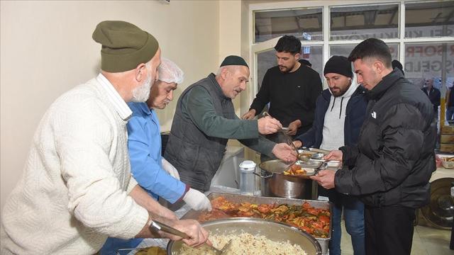 18 yıldır devam eden gelenek. Yoldan geçenleri durdurup iftar veriyorlar