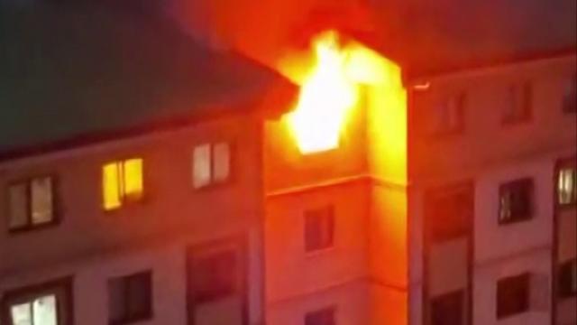 Yangın çıkan dairede tüp patladı: Mahsur kalan 13 kişi kurtarıldı