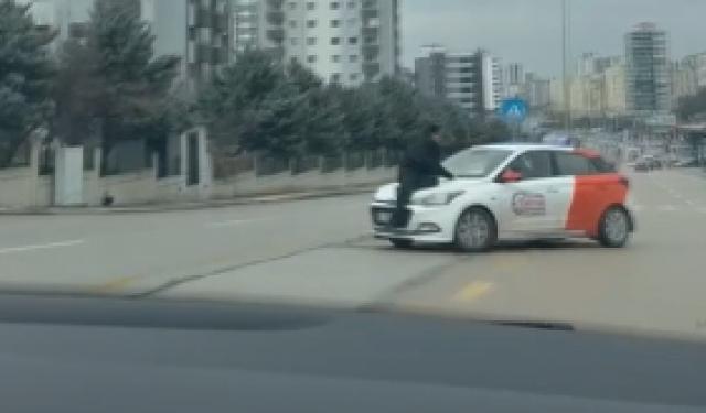 Tartışma sonrası aracın kaputunda metrelerce sürüklendi