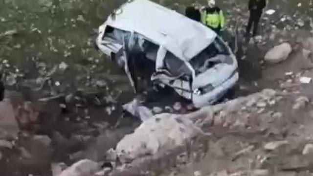 Araç uçuruma yuvarlandı, 3 kişi ağır yaralandı