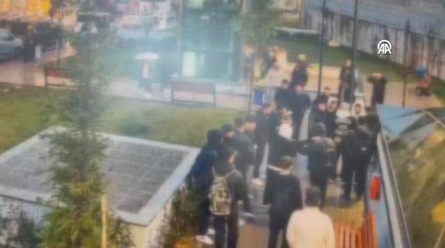 Bağcılar'da metro çıkışında dehşet. Bıçaklanan kişinin ailesini tehdit eden 3 kişi tutuklandı