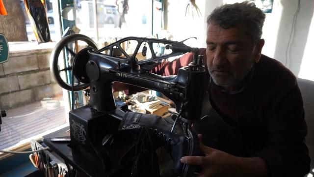 Babasından öğrendi yaklaşık yarım asırdır mesleği oldu. Tüketim kültürüne karşı direniyor