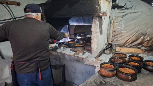 Davulun sesini duyan almak için koşuyor. 8 saatte pişen lezzet için kapıda kuyruk var