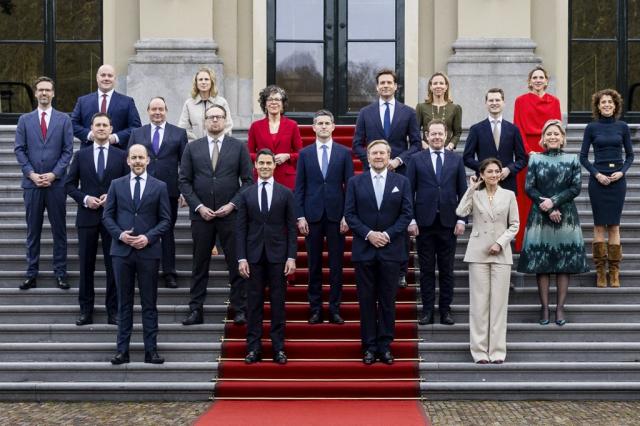 Hollanda'da yeni hükümet üyeleri yemin ederek göreve başladı