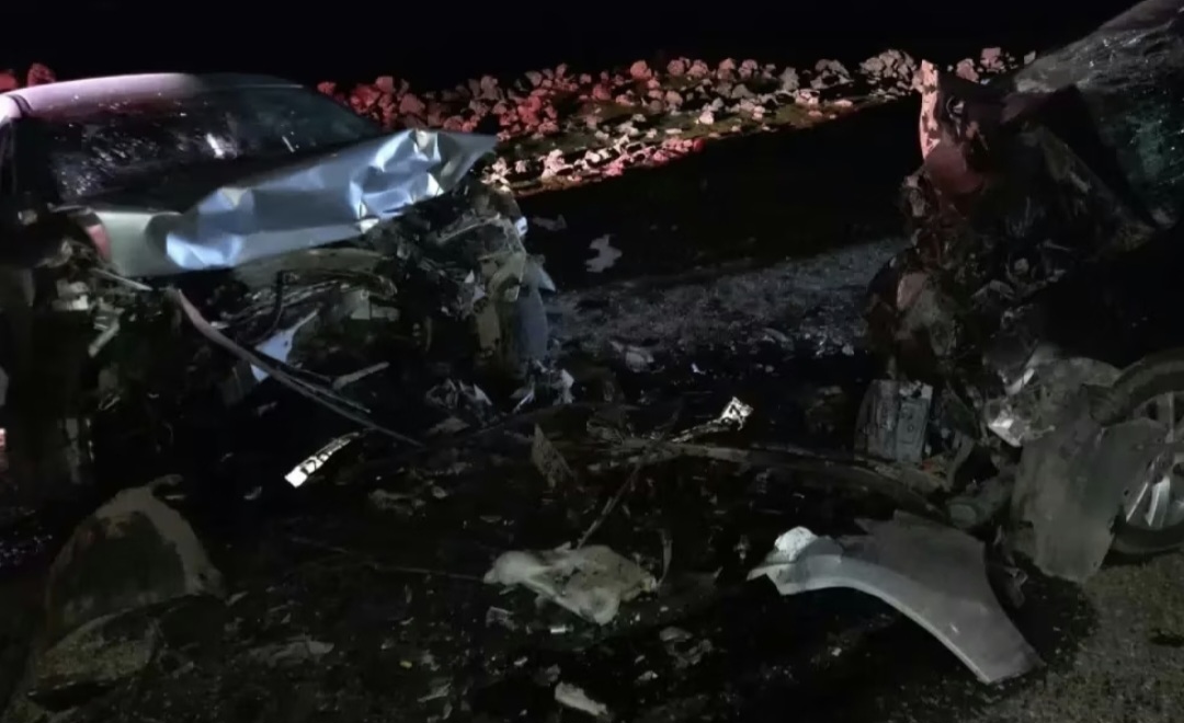 Çınar ilçesinde otomobil ile hafif ticari aracın çarpışması sonucu 5 kişi yaşamını yitirdi.