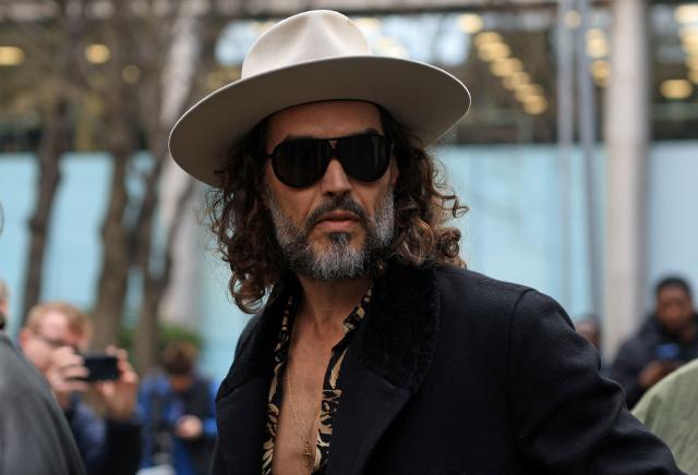 Tecavüz ve cinsel saldırıyla yargılanıyor. Russell Brand suçsuz olduğunu savundu