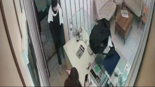Kuyumcuda silahlı soygun girişimi güvenlik kamerasında