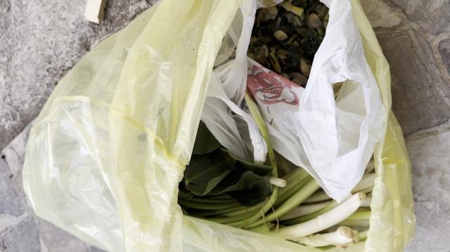 Pazardan bir çuval aldı, zehir çıktı. Ağzına bir lokma alır almaz fenalaştı, ucuz kurtuldu