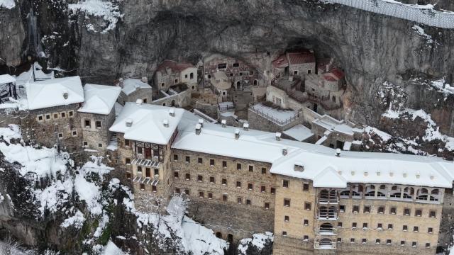 Sümela Manastırı'nda eşsiz bir atmosfer ortaya çıktı. Simge yapı kartpostallık görüntüleriyle etkiledi