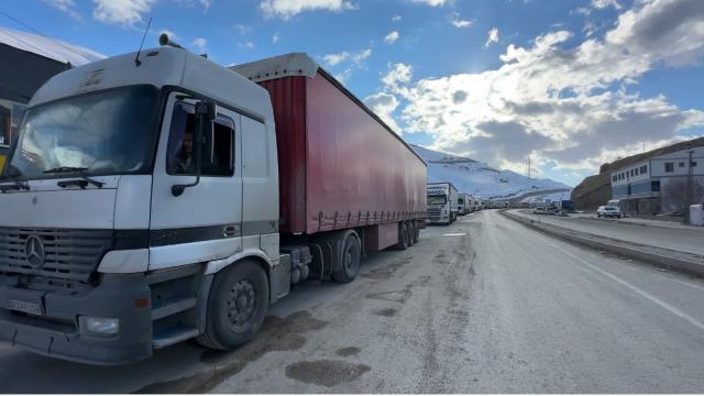 Türkiye-İran sınır kapısında 2 kilometrelik TIR kuyruğu oluştu
