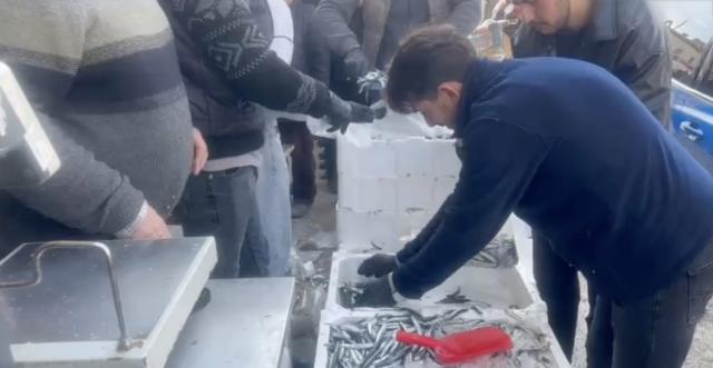 100 kasa bedava dağıttılar. Önünde kuyruk oluştu