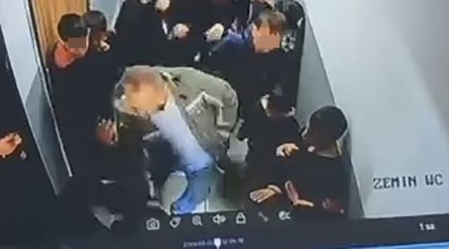 Çocuğuna kartopu atan öğrenciyi koridorda darp etti