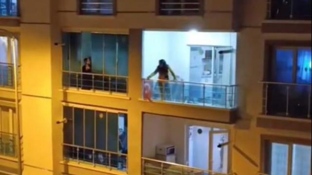 Komşularıyla tartıştı eline ne geçiyorsa balkondan attı