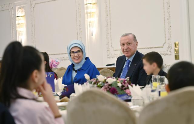 Cumhurbaşkanı Erdoğan, devlet himayesindeki çocuklarla iftarda bir araya geldi