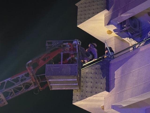 Yangın çıkan apartmanda can pazarı: 30 kişiyi itfaiye kurtardı