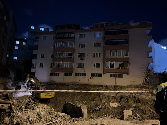 Bahçelievler'de çökme riski bulunan 5 katlı bina tahliye edildi