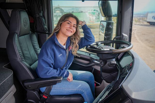 Hem geziyor, hem para kazanıyor. İş hayatından sıkıldı, babasının izinden gitti