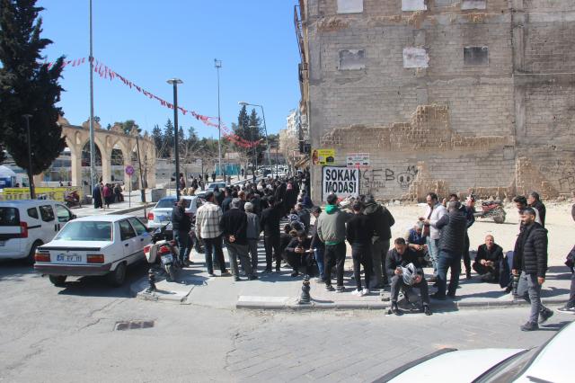 Bu da APP plaka kuyruğu. 140 bin lira ceza yememek için akın ettiler