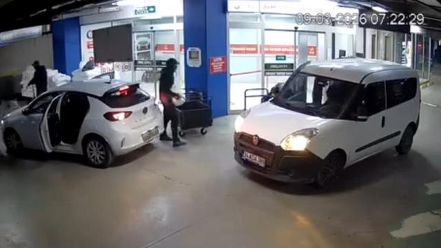 Altın merkezinde film gibi soygun kamerada. Uzun namlulu maskeli soyguncular 20 milyon lirayı çaldı