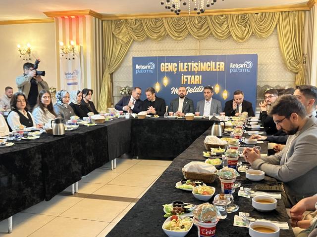 İstanbul’da iletişim fakültesi öğrencileri AK Parti'nin düzenlediği iftarda buluştu