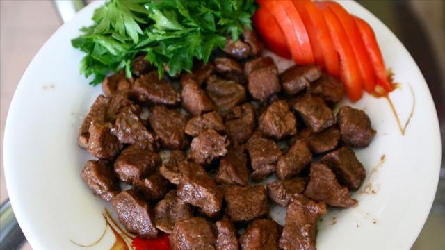 Yarış atını kavurma yaptılar. Belediyenin aşevinde yemekten elektronik çip çıktı