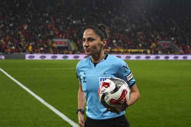 Süper Lig'de 22 yıl sonra kadın hakem düdük çaldı