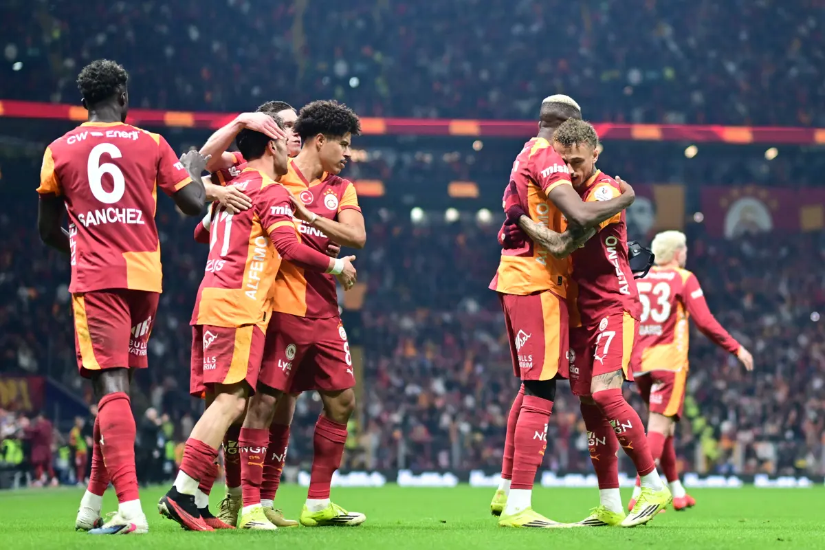 Lider Galatasaray, Başakşehir karşısında 3 puanı 3 golle aldı