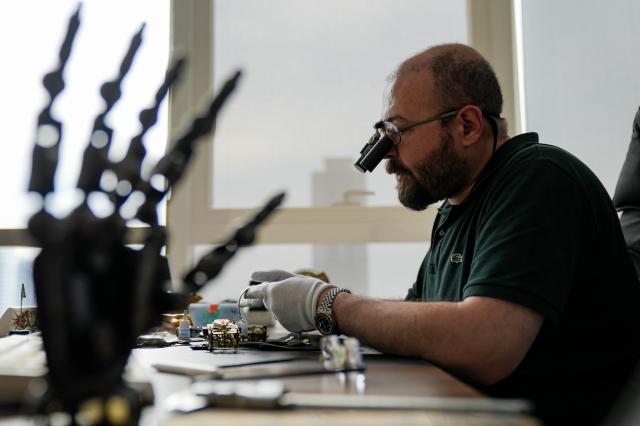 Ameliyat eder gibi tamir ediyor. Riskli ameliyatlarına saat tamir ederek hazırlanıyor