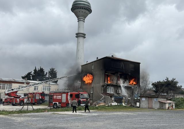 Büyükçekmece'de korkutan yangın. 3'ü çocuk 6 kişi kurtarıldı