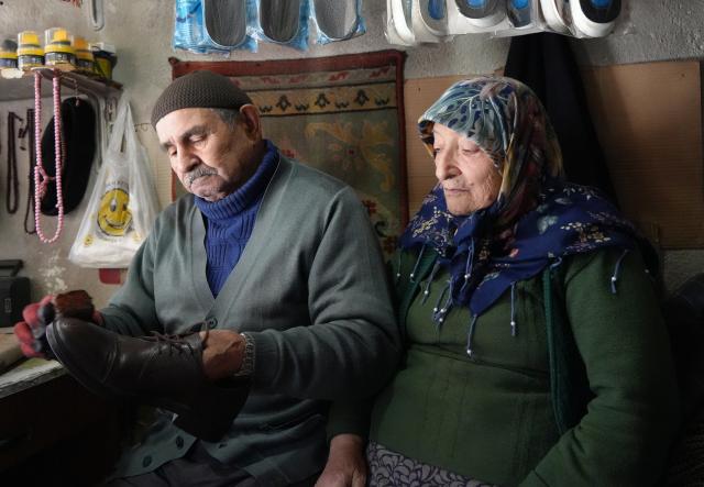 Her sabah el ele yürüyorlar. 64 yıllık dükkanını eşiyle açıyor