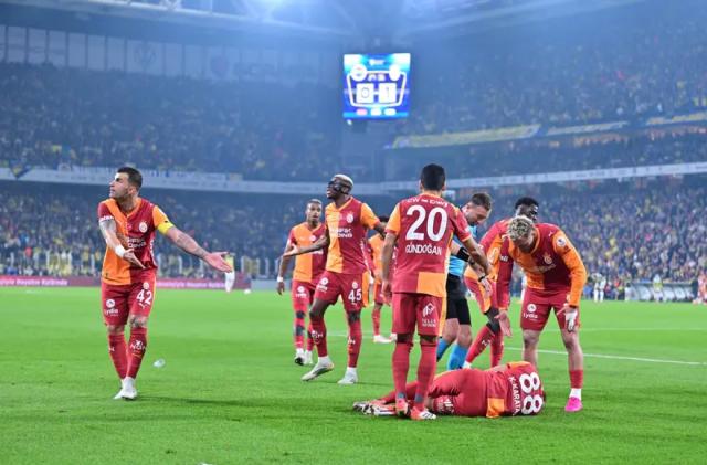 Galatasaraylı futbolcuyu yaralayan taraftar hakim karşısında. 