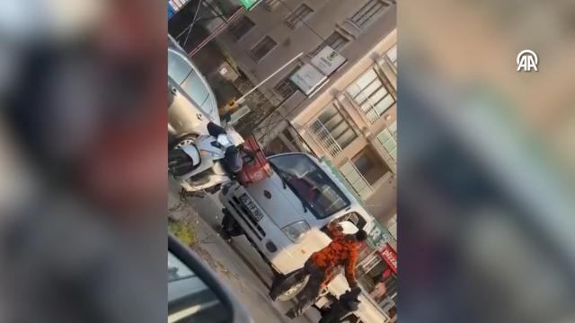 Trafikte kasklı saldırı. Kamyonetin camını kıran kişiye para cezası