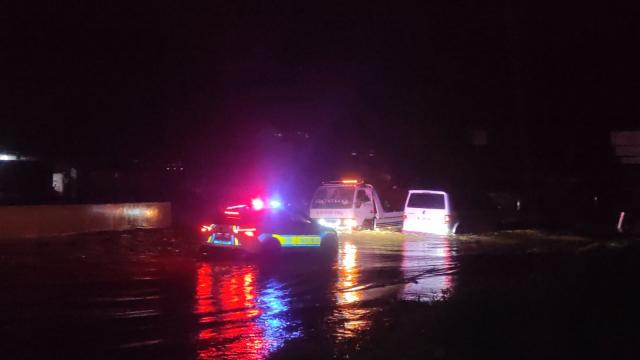 İzmir'de sel. Karayolu suyla kaplandı