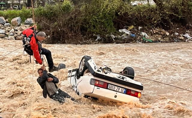 Muğla'da otomobil sele kapıldı. Bir kişi kurtarıldı, bir kişi hayatını kaybetti