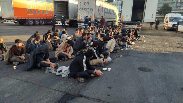 Rize'de TIR dorsesinde 57 göçmen yakalandı