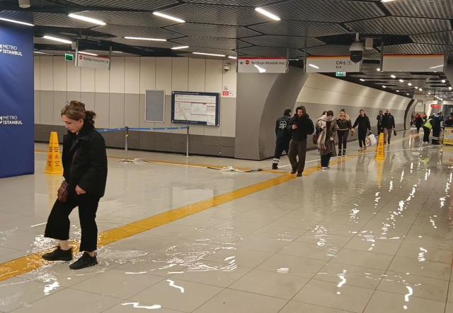 İstanbul'u sağanak vurdu. Yollar göle döndü, metroları su bastı 