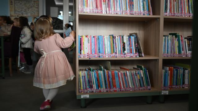 28 günlükken başladı. 400 kitap okudu, ekransız büyüyor