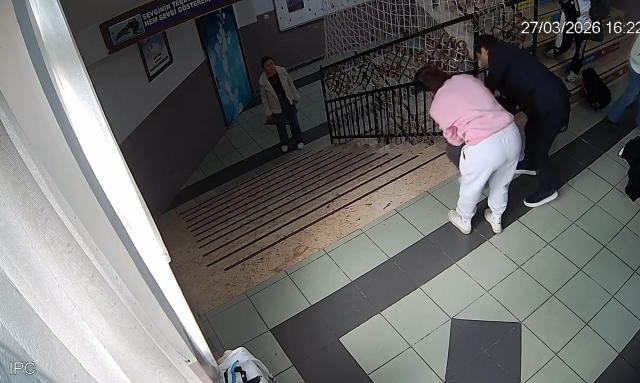 Okul müdüründen hayat kurtaran Heimlich manevrası