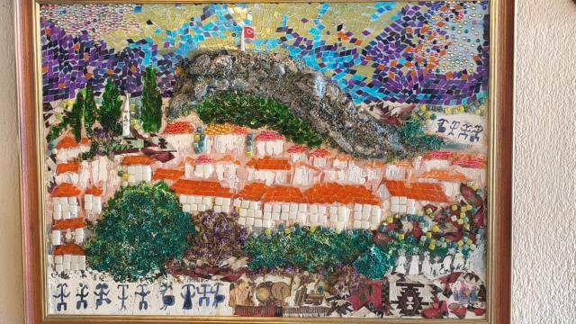 Geri dönüşümden sanata. Portakal kabuklarından tablo yapıyor