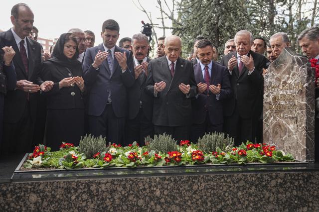 Devlet Bahçeli, Alparslan Türkeş'in kabrini ziyaret etti